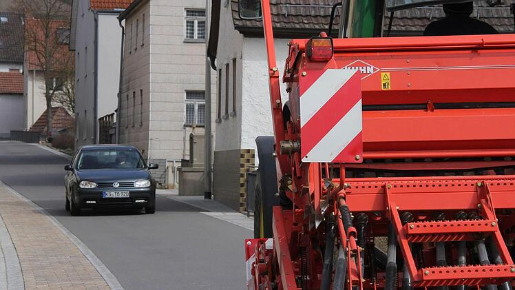 Wenn Landwirt Gerhard Büttner mit seinem drei Meter breiten Schleppergespann durch die Ortsdurchfahrt Wirmsthal zu seinen Feldern will, geht es eng zu. Er fordert deshalb Parkverbot. Fotos: Gerd Schaar