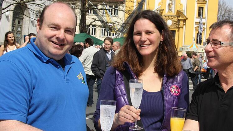 Thomas Most und Christiane Moser vom Stadtmarketingverein stoßen mit Julius Schermer von der City Fahrschule auf einen erfolgreichen "Kitzinger Frühling" an.