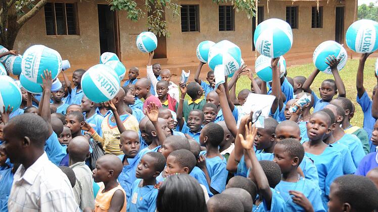 Die Grundschüler freuen sich über die Geschenke aus Adelsdorf und Hannberg. Foto: Stefan Reinmann