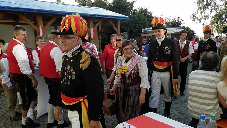 Der Sommershäuser Burschenverein sorgt für Farbtupfer.