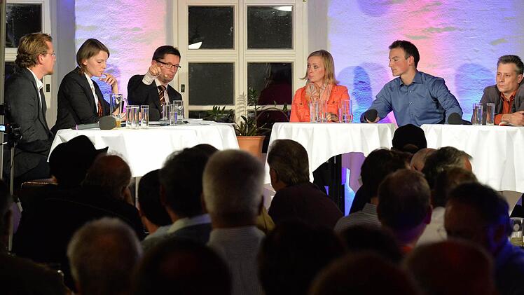Die jungen Kandidaten des Bundestagswahlkreises Kulmbach wollen neue Akzente in die Politik bringen. In der Kommunbräu sprachen darüber (von links) Valentin Motschmann (Grüne), Emmi Zeulner (CSU), die Moderatoren Alexander Müller und Daniela Ebert, Simon Moritz (SPD) und Marko Müller (Die Linke). Foto: Ronald Rinklef