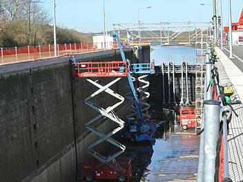 So spektakulär wie im April 2013 werden die Arbeiten an der Schleuse in Ottendorf sicher nicht. Damals waren vier Tore ausgetauscht worden. Die Maßnahme kostete über eine Million Euro. Ab Montag wird die Schleuse für weitere Reparaturen trockengelegt.  Foto: Archiv/Brigitte Krause