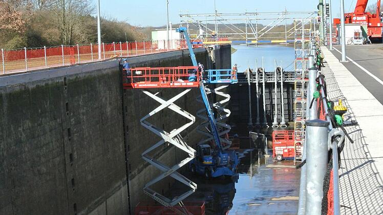 So spektakulär wie im April 2013 werden die Arbeiten an der Schleuse in Ottendorf sicher nicht. Damals waren vier Tore ausgetauscht worden. Die Maßnahme kostete über eine Million Euro. Ab Montag wird die Schleuse für weitere Reparaturen trockengelegt.  Foto: Archiv/Brigitte Krause