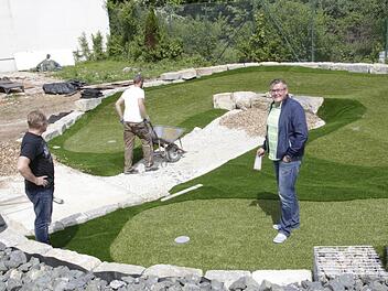 Planer Bodo Korczynski (r.) und Mitbetreiber Josef Zeitler (l.) machen sich ein Bild von den Arbeiten hinter der UP-Halle. Foto: Josef Hofbauer