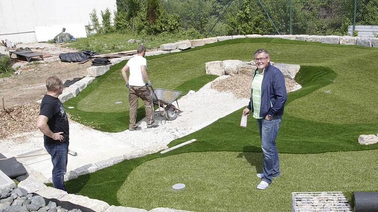 Planer Bodo Korczynski (r.) und Mitbetreiber Josef Zeitler (l.) machen sich ein Bild von den Arbeiten hinter der UP-Halle. Foto: Josef Hofbauer