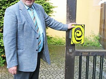 Völlig veraltete Energieschleudern sind die Fenster und Türen am Haus der Jugend, was Bürgermeister Ralf Holzmann hier anhand einer der Eingangstüren demonstriert. Foto: Klaus Klaschka