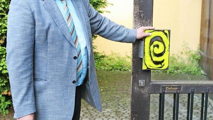 Völlig veraltete Energieschleudern sind die Fenster und Türen am Haus der Jugend, was Bürgermeister Ralf Holzmann hier anhand einer der Eingangstüren demonstriert. Foto: Klaus Klaschka