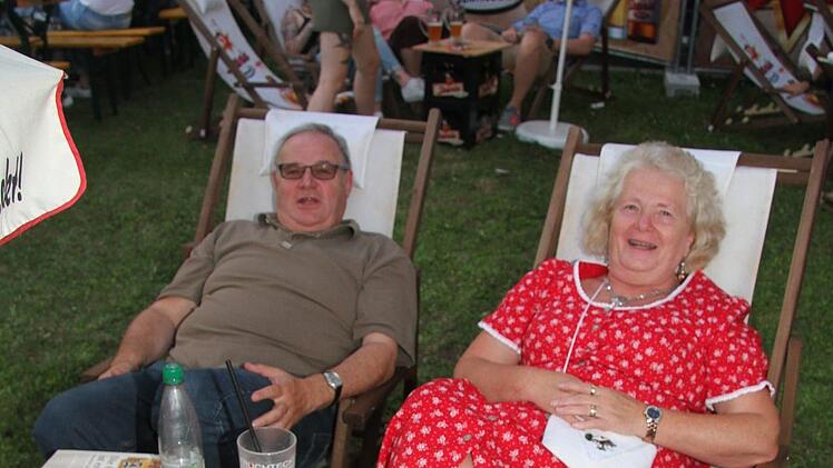 Der "Sternla"-Strand kommt auch bei älteren Bierfestbesuchern gut an: Hanskarl und Inge Eichhorn entspannen sich in Liegestühlen.
