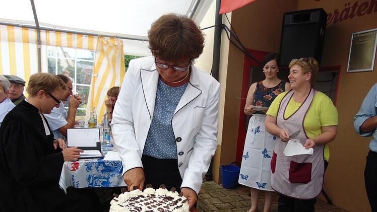 Die Hiltpoltsteiner Bürgermeisterin Gisela Bauer schneidet die Torte an. Foto: Petra Malbrich