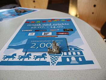 Erstmals wird heuer beim Stadtfest dieser Anstecker an die Besucher verkauft. Die Gäste können mit dem Erwerb einen freiwilligen Beitrag zur Durchführung des dreitägigen Festes leisten. Der Anstecker zeigt die südliche Stadteinfahrt mit dem Oberen Tor.Thomas Malz