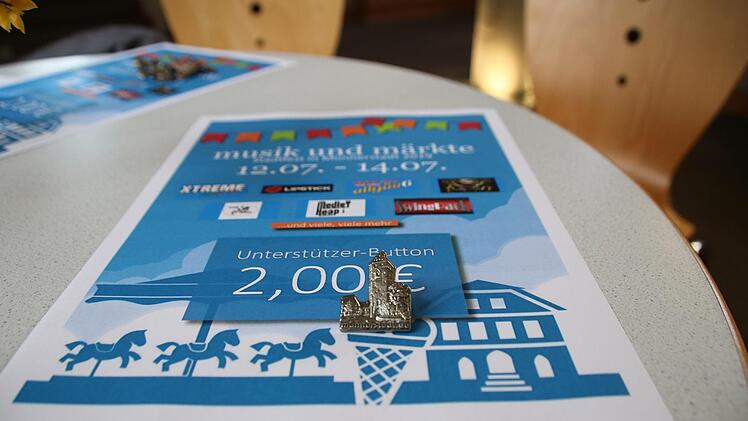 Erstmals wird heuer beim Stadtfest dieser Anstecker an die Besucher verkauft. Die Gäste können mit dem Erwerb einen freiwilligen Beitrag zur Durchführung des dreitägigen Festes leisten. Der Anstecker zeigt die südliche Stadteinfahrt mit dem Oberen Tor.Thomas Malz