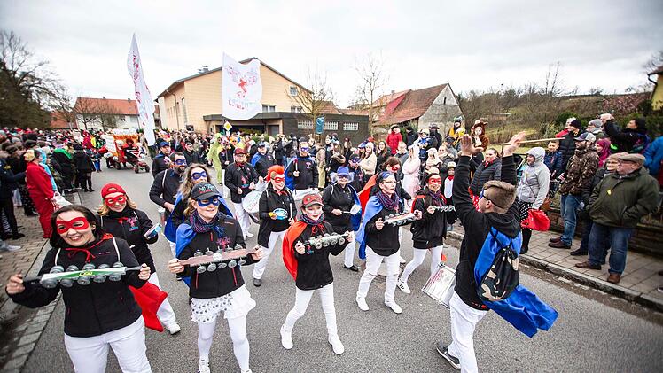 Die Gruppe "Bateria Caliente" aus Hofheim  machte  Samba.