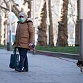 Das Coronavirus kommt in allen Gesellschaftsschichten zu tragen. Kommt jetzt auch eine Ausgangssperre wegen Covid-19? Darf ich dann noch mit dem Hund Gassi gehen, selbst wenn ich mich in häuslicher Quarantäne befinde? Symbolfoto: Sebastian Kahnert/dpa