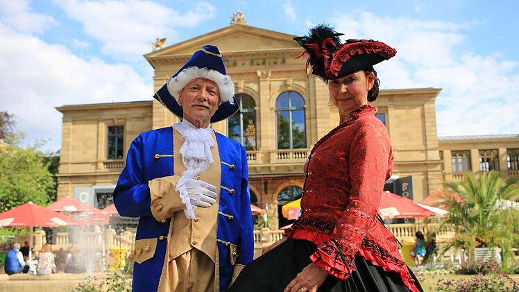 Luise Prinzessin von Preußen (Monika Sauer, aus Brandenburg) und ihr Leibwächter Graf Orlow (Erhard Welfling) posieren vor der Spielbank. Benedikt Borst