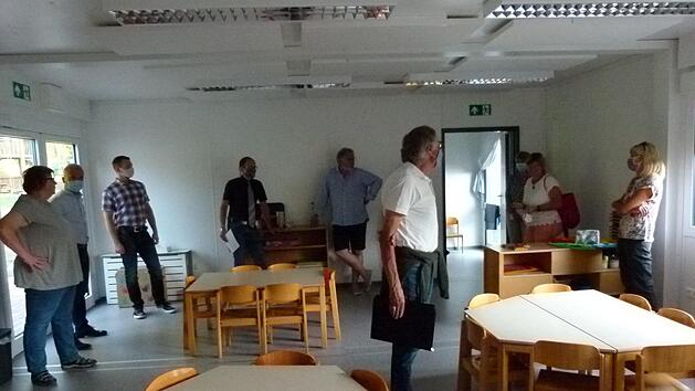 Der Niederfüllbacher Gemeinderat inspizierte die neu aufgestellten Container am Kindergarten "Waldwiese".  Foto: Lothar Weidner