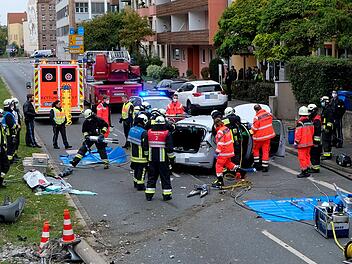 VW Golf f&auml;hrt gegen Lichtmast