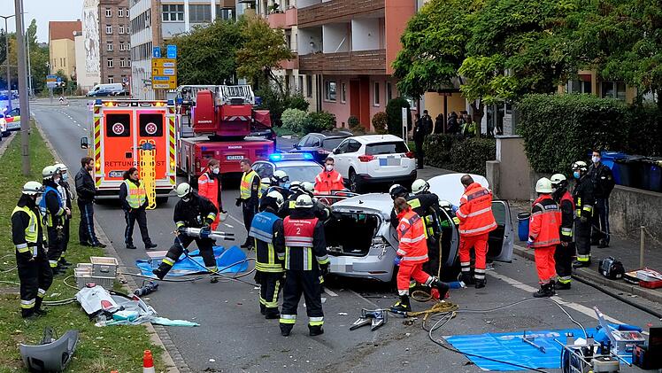 VW Golf f&auml;hrt gegen Lichtmast
