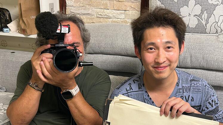 K&uuml;nstler Liu Wei (rechts) hat den Kameramann Mehmet Ulutas verewigt.