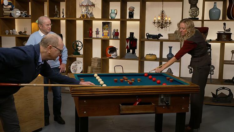 "Kaum lasse ich mir ein bisschen mehr Zeit, wird hier rumgespielt", meinte Horst Lichter in der Dienstagsausgabe von "Bares f&uuml;r Rares" augenzwinkernd.