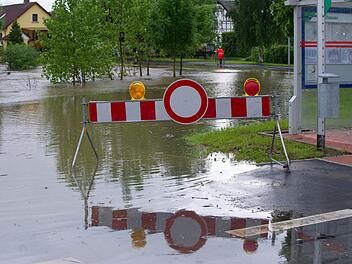 Straßensperrung wegen Hochwasser. Symbolfoto: Uwe Zucchi, dpa