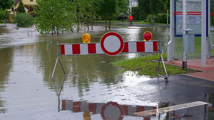 Straßensperrung wegen Hochwasser. Symbolfoto: Uwe Zucchi, dpa