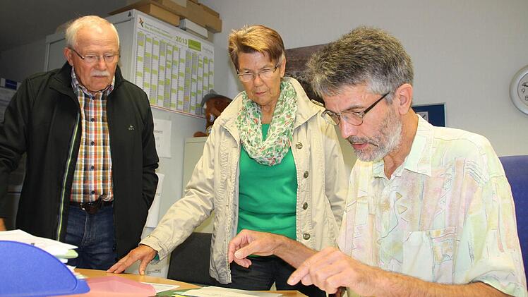 Bruno und Rita Vogler (von links) haben gestern ihre Wahlunterlagen bei Winfried Rost in der Verwaltungsgemeinschaft Bad Brückenau abgeholt.