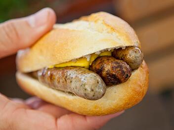 Die Nürnberger Bratwurstspezialität "3 im Weckla". Foto: Daniel Karmann/dpa