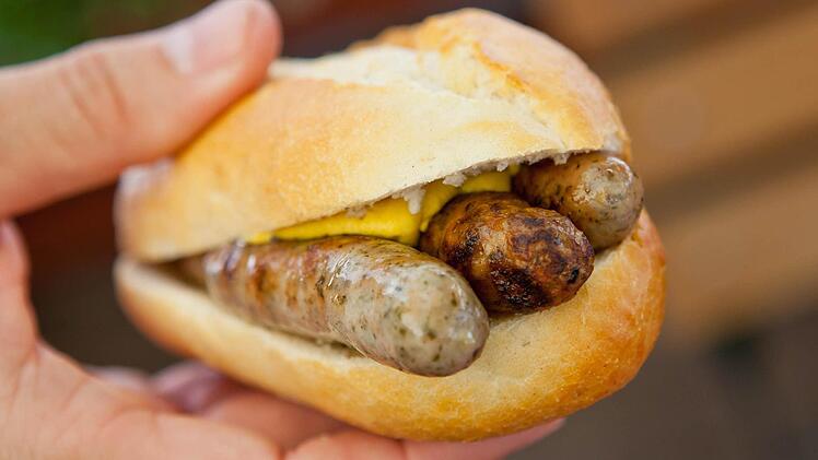 Die Nürnberger Bratwurstspezialität "3 im Weckla". Foto: Daniel Karmann/dpa