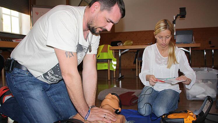 Teilnehmer üben die Herz-Lungen-Wiederbelebung. Foto: Ralf Ruppert