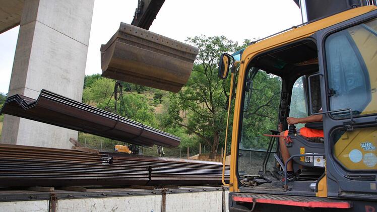 Jede Menge Spundwände aus Metall werden abgeladen und müssen zur Hangsicherung eingerammt werden. Foto: Ralf Ruppert