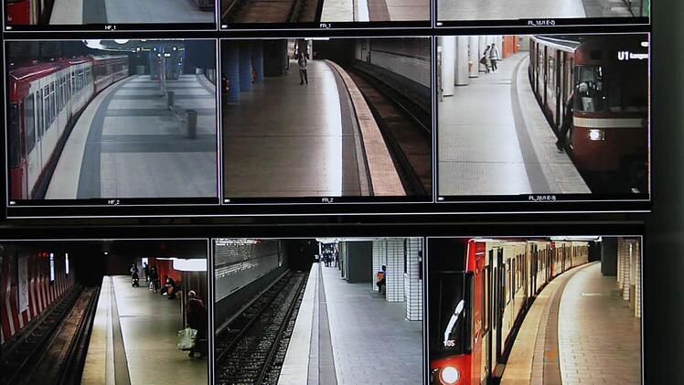 Auf den Bildschirmen sieht Schmitz täglich unzählige Fahrgäste ein- und ausssteigen.  Foto: Robert Wagner