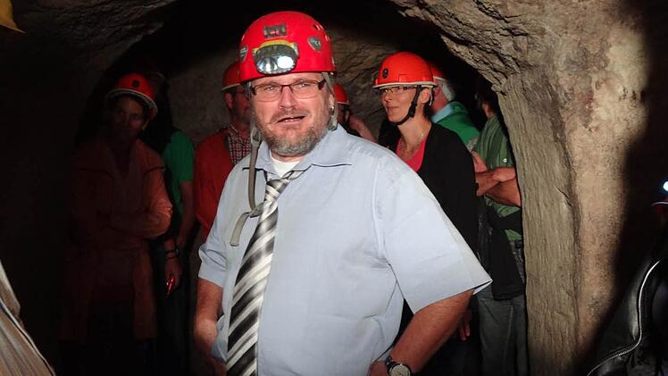 Geheimnisse im Untergrund: Hohlraumforscher Bernhard Häck (Mitte) erklärt den Ebernern und einigen Gästen, welche verborgenen Dinge sich tief unter der Altstadt am Marktplatz befinden.
