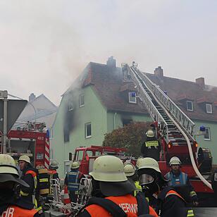 Brand nach Explosion in Mehrfamilienhaus