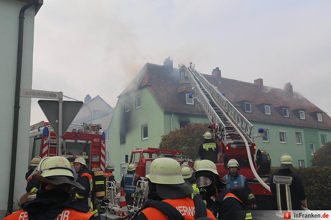 Brand nach Explosion in Mehrfamilienhaus