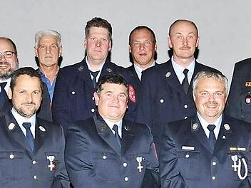 Die geehrten Feuerwehrleute mit Bürgermeister Günther Werner (links), Landrat Wilhelm Schneider und Kreisbrandinspektor Peter Pfaff (von rechts) sowie Kreisbrandrat Ralf Dressel (Sechster von rechts).  Foto: ul