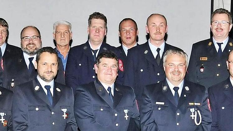 Die geehrten Feuerwehrleute mit Bürgermeister Günther Werner (links), Landrat Wilhelm Schneider und Kreisbrandinspektor Peter Pfaff (von rechts) sowie Kreisbrandrat Ralf Dressel (Sechster von rechts).  Foto: ul