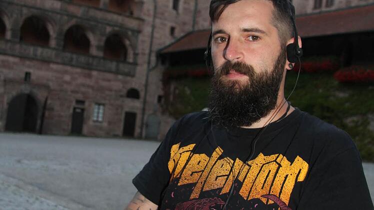 Johannes Schiffelholz mit Bat-Detektor Foto: Sonny Adam