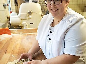 Christina Neubert sticht in der Adventszeit zahlreiche Plätzchen aus. Foto: Tina Meier