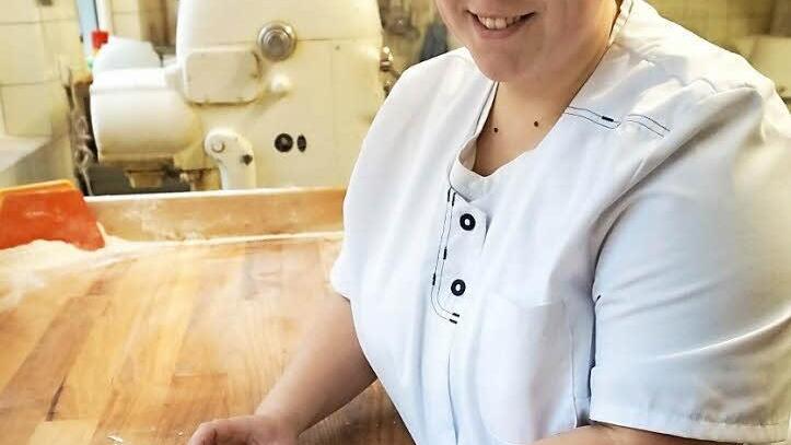 Christina Neubert sticht in der Adventszeit zahlreiche Plätzchen aus. Foto: Tina Meier
