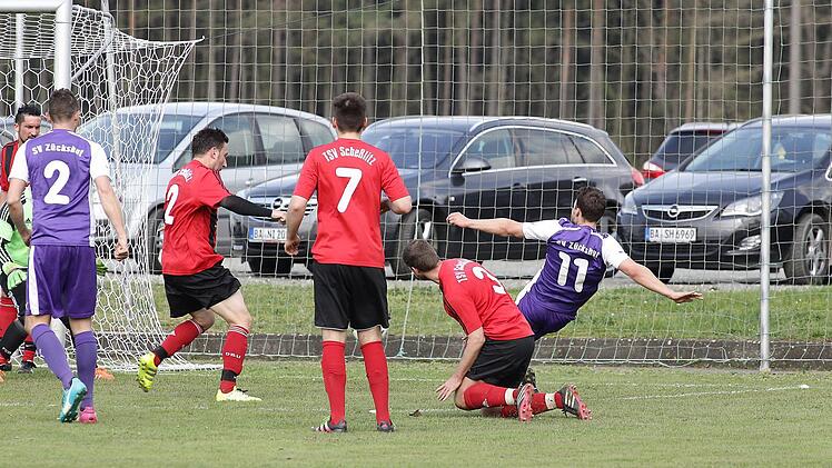 Marco Hatzold (r.) erzielt das 2:0.