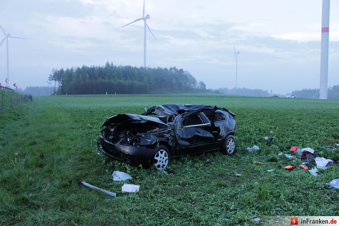 Starkregen sorgt für Abflug: Nissan schießt von Autobahn und landet drei Meter tiefer im Graben - Wagen überschlägt sich auf einer Strecke von 120 Metern mehrfach – Nissan bleibt völlig deformiert auf Wiese liegen – Fahrer eingeklemmt und schwerst verletzt – Polizei sucht nach Unfallzeugen