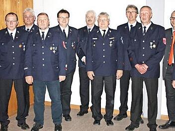 Acht verdiente Feuerwehrmänner wurden mit dem "Feuerwehrkreuz in Silber" geehrt. Foto: Lutz Schneider