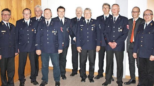 Acht verdiente Feuerwehrmänner wurden mit dem "Feuerwehrkreuz in Silber" geehrt. Foto: Lutz Schneider