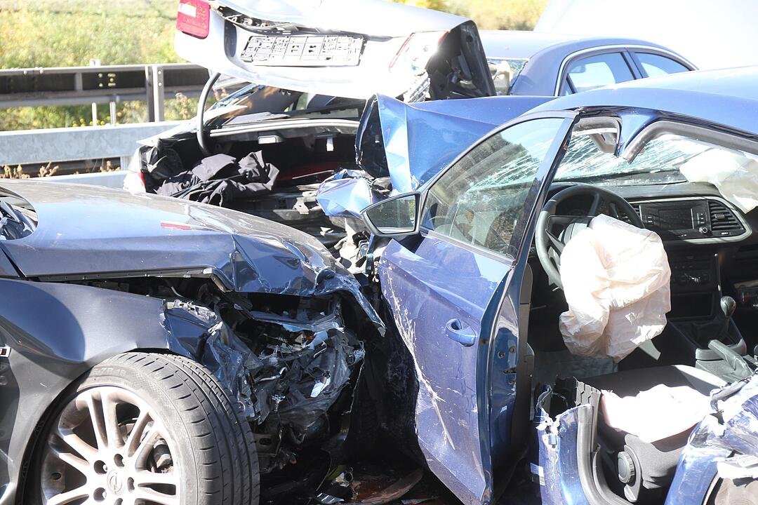 Schlimme Unfallserie auf der A9: Drei Personen schweben in akuter Lebensgefahr