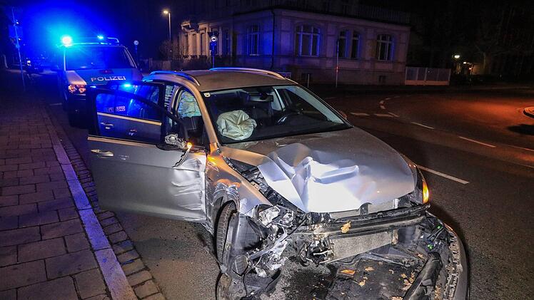 In den frühen Morgenstunden des Freitags ist es zu einem Unfall in der Hainstraße in Bamberg  gekommen. Am Auto entstand durch die Kollision mit einer Hofeinfahrt Totalschaden, der Fahrer war alkoholisiert. Foto: News5/Merzbach