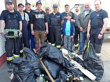 Mehrere Säcke voller Müll präsentierte die Feuerwehr Rugendorf nach ihrer Sammelaktion am Samstag. Mit im Bild Bürgermeister Ralf Holzmann (Zweiter von rechts) . Foto: Klaus-Peter Wulf