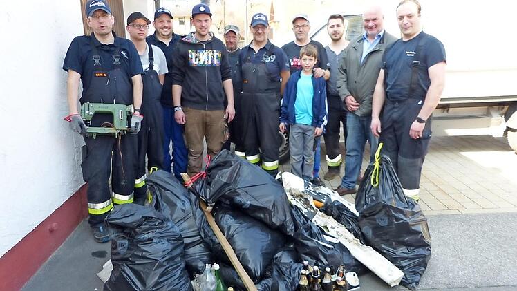 Mehrere Säcke voller Müll präsentierte die Feuerwehr Rugendorf nach ihrer Sammelaktion am Samstag. Mit im Bild Bürgermeister Ralf Holzmann (Zweiter von rechts) . Foto: Klaus-Peter Wulf