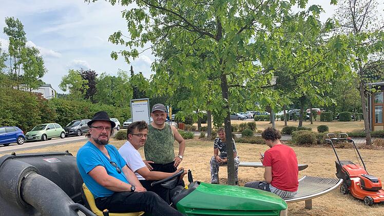 Die Mitarbeiter des Landschaftspflegeteams bei einer wohlverdienten Pause