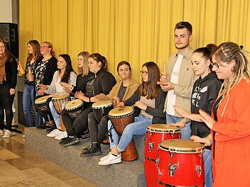 Mit Trommelklängen der Percussion-Gruppe der Fachakademie für  Sozialpädagogik unter Leitung von Jennifer Schneidawind begann im Berufsbildungzentrum Münnerstadt der Informationstag  "Gesundheitsförderung im Kindergarten". Foto: Dieter Britz
