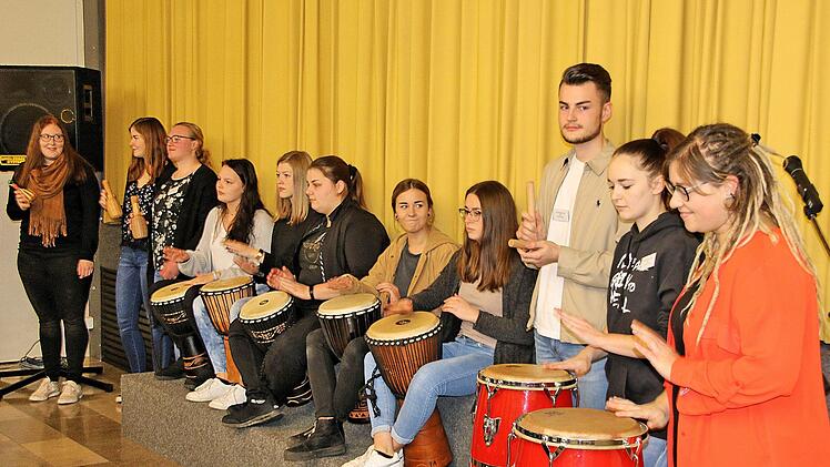 Mit Trommelklängen der Percussion-Gruppe der Fachakademie für  Sozialpädagogik unter Leitung von Jennifer Schneidawind begann im Berufsbildungzentrum Münnerstadt der Informationstag  "Gesundheitsförderung im Kindergarten". Foto: Dieter Britz